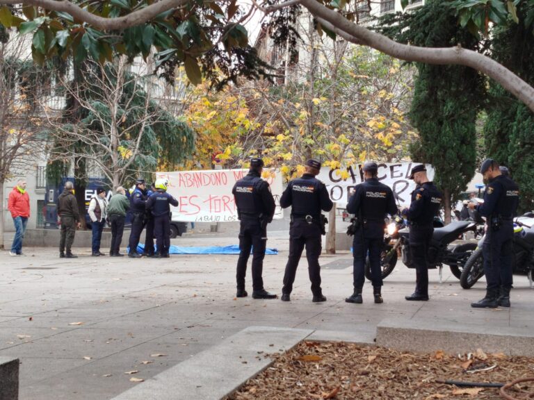 Momento de la Huega de Hambre, polícias identificando a las personas presentes