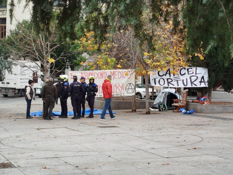 Momento de la Huega de Hambre, polícias identificando a las personas presentes