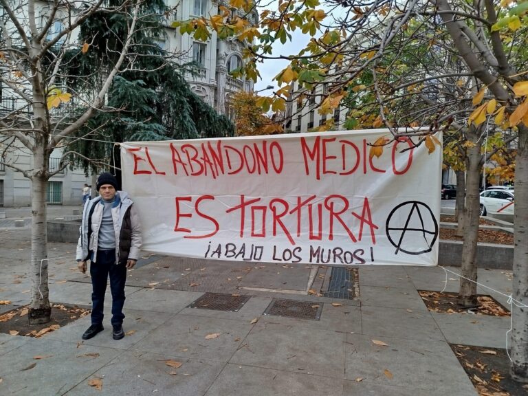 Huelguista ante una pancarta